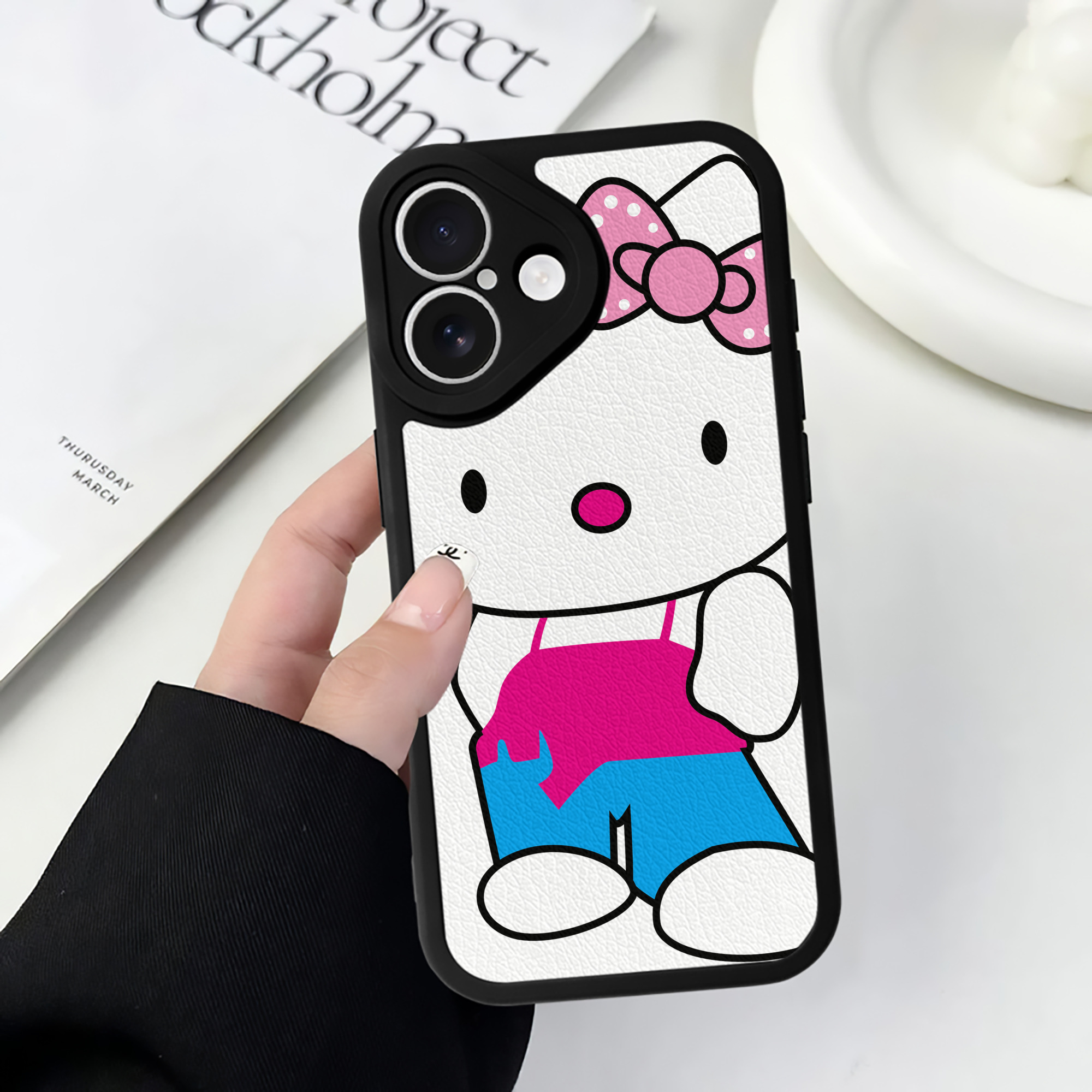 （画像用） Hello Kitty ハローキティ 【iPhone 16シリーズ対応】シリコンスマホケース（レザー調） 材質：シリコン